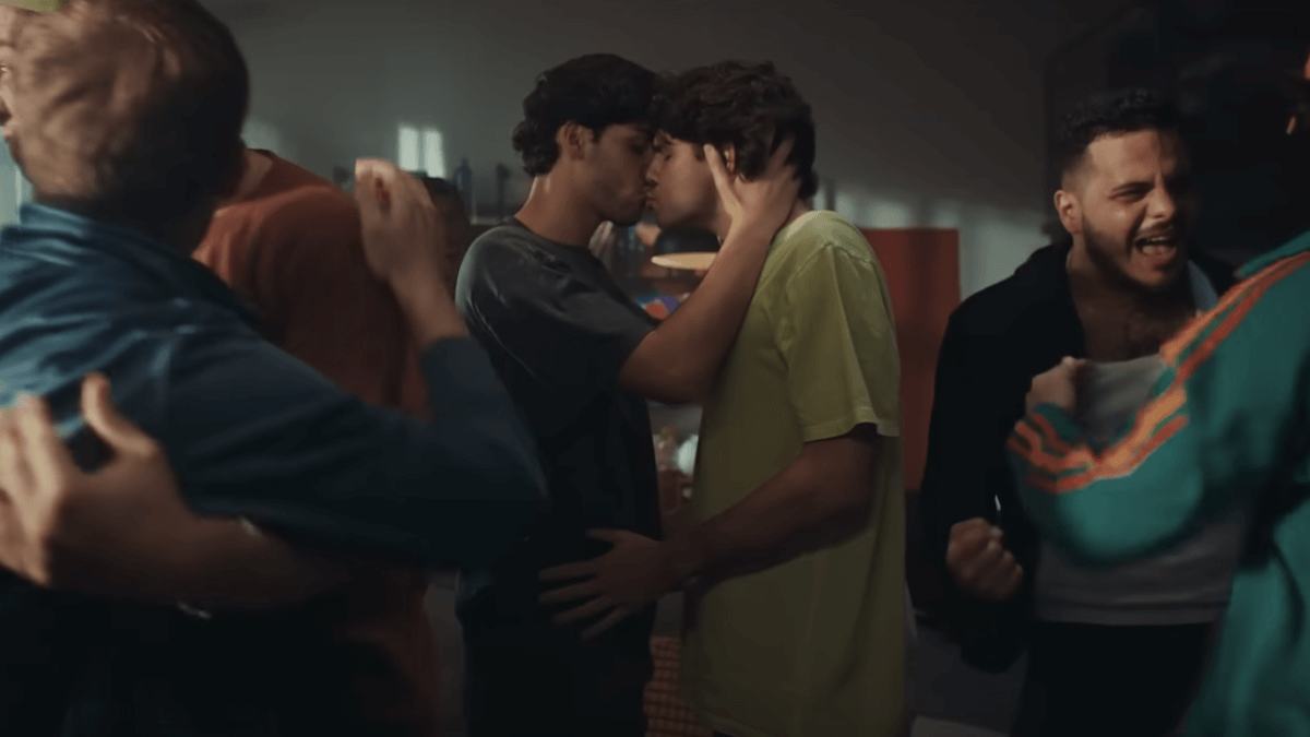 Due ragazzi si baciano in uno spot e Simone Pillon impazzisce: “Disgustoso, a quell’ora ci sono i bambini” (VIDEO)