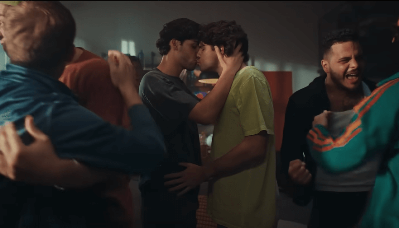 Due ragazzi si baciano in uno spot e Simone Pillon impazzisce: “Disgustoso, a quell’ora ci sono i bambini” (VIDEO)