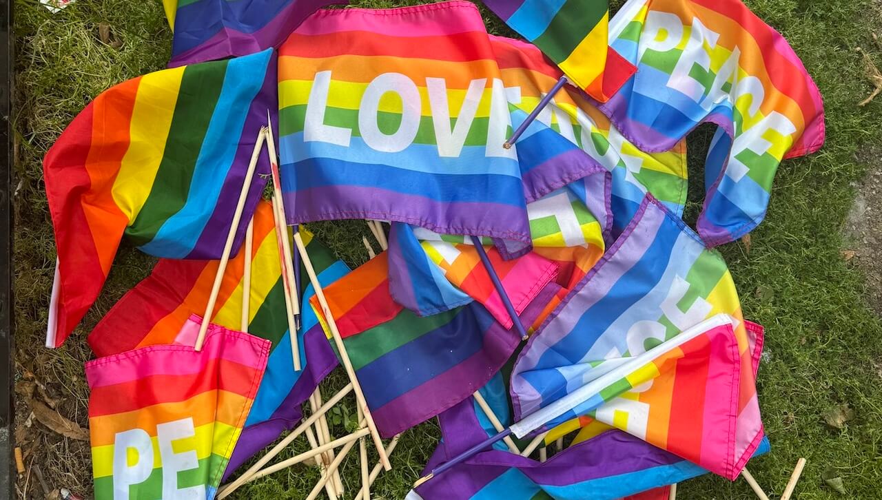 Stonewall Inn, oltre 150 bandiere arcobaleno vandalizzate: “Non riuscirete ad intimidirci”