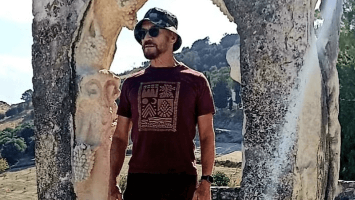 Tullio Cattaneo, aggressione omofoba ai danni dello scultore, in coma dopo un pugno: “Fr*cio di m*rda”