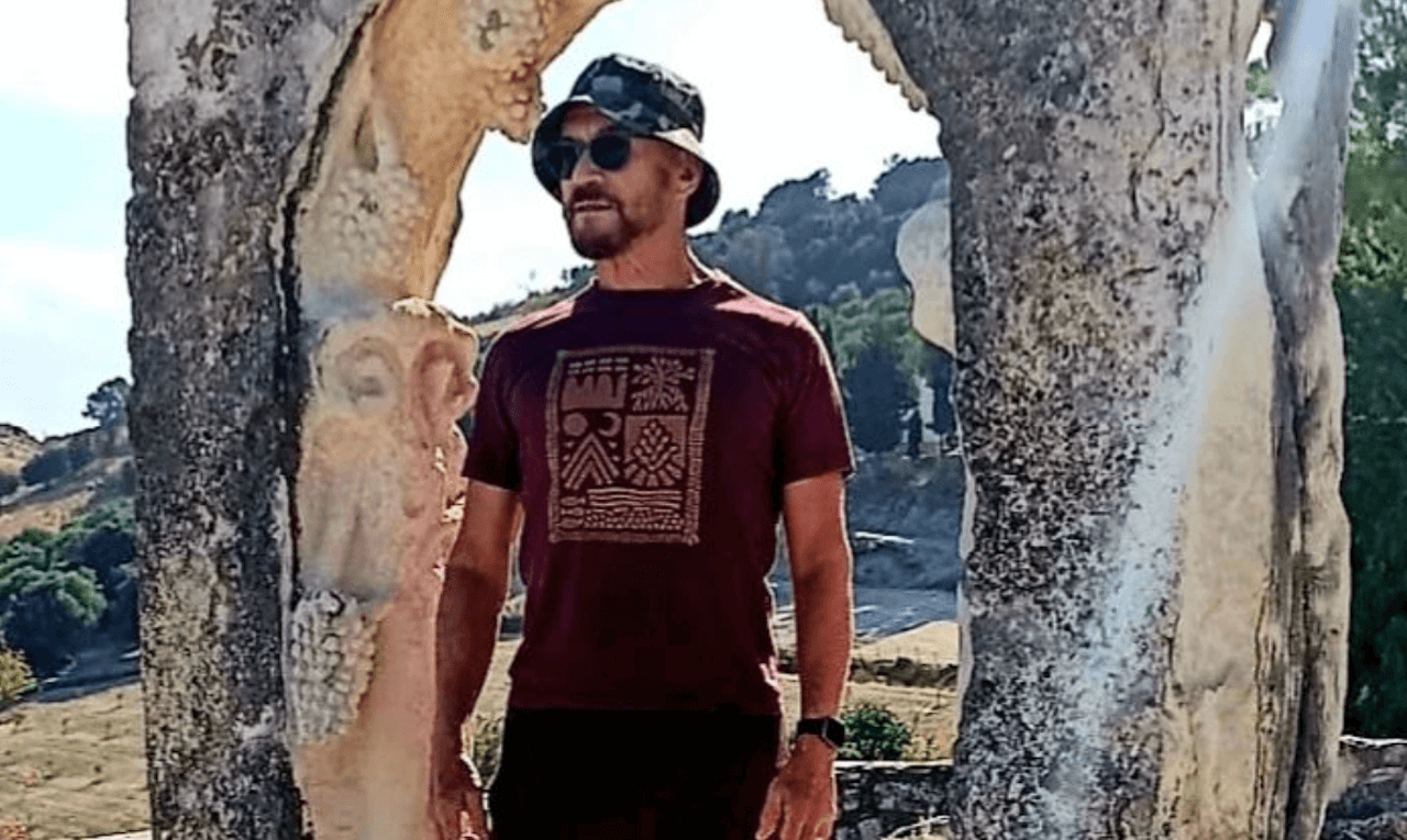 Tullio Cattaneo, aggressione omofoba ai danni dello scultore, in coma dopo un pugno: “Fr*cio di m*rda”
