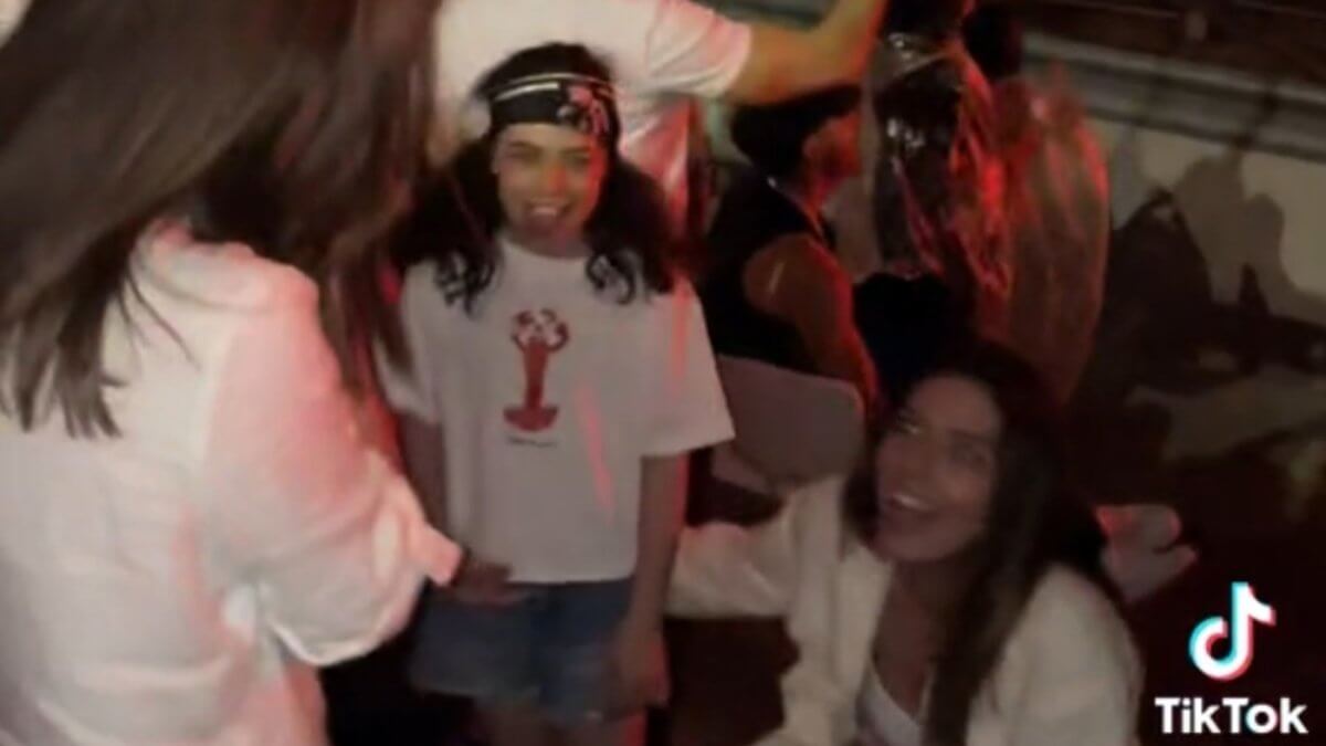 Erika Colaianni e la compagna Manuela si sposano! La proposta di matrimonio durante il concerto di Ultimo – video