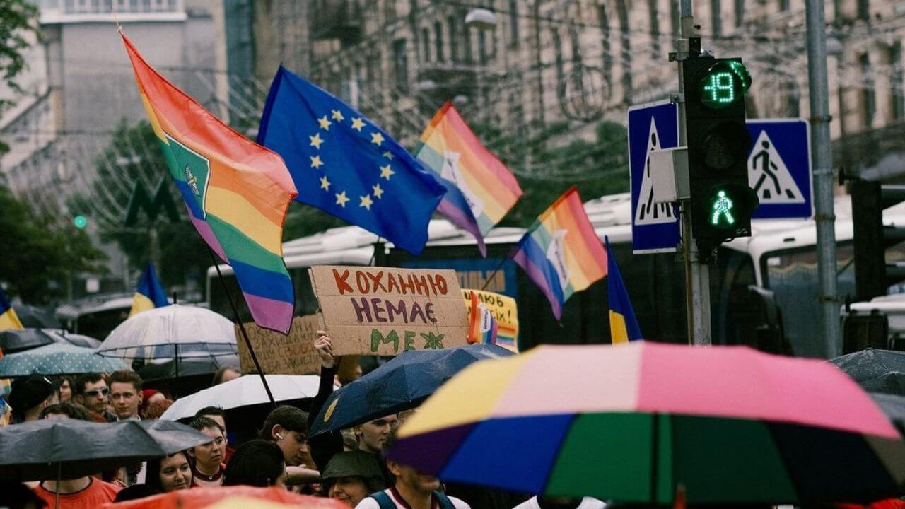 Ucraina, perché il primo Kiev Pride dall’inizio dell’invasione russa è durato solo 30 minuti - kyiv pride 2024 3 - Gay.it