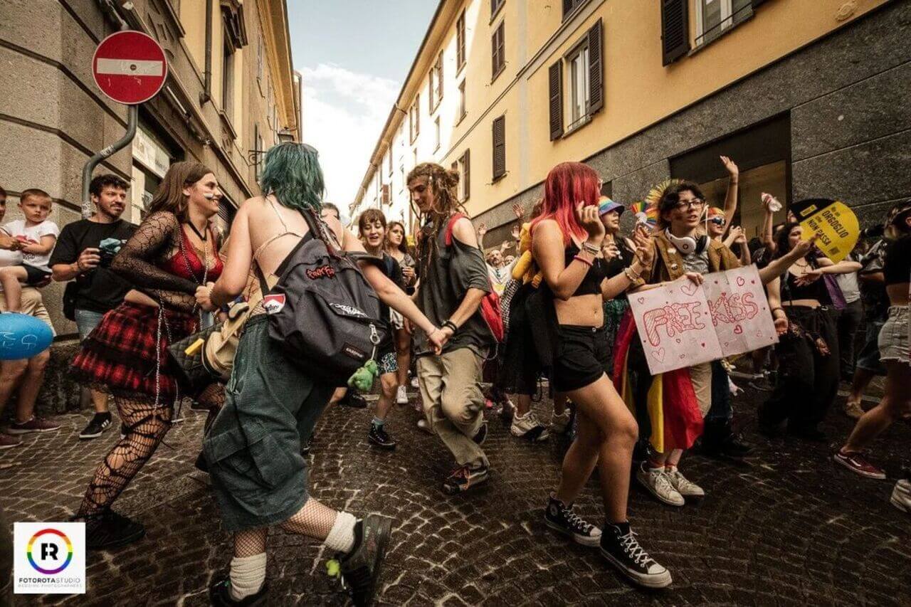 Intervista a Lecco Pride, sabato 22 giugno: "È vergognoso che si voglia impedire alle giovani persone trans* l’accesso ai bloccanti per la pubertà" - leccopride 22 giugno - Gay.it