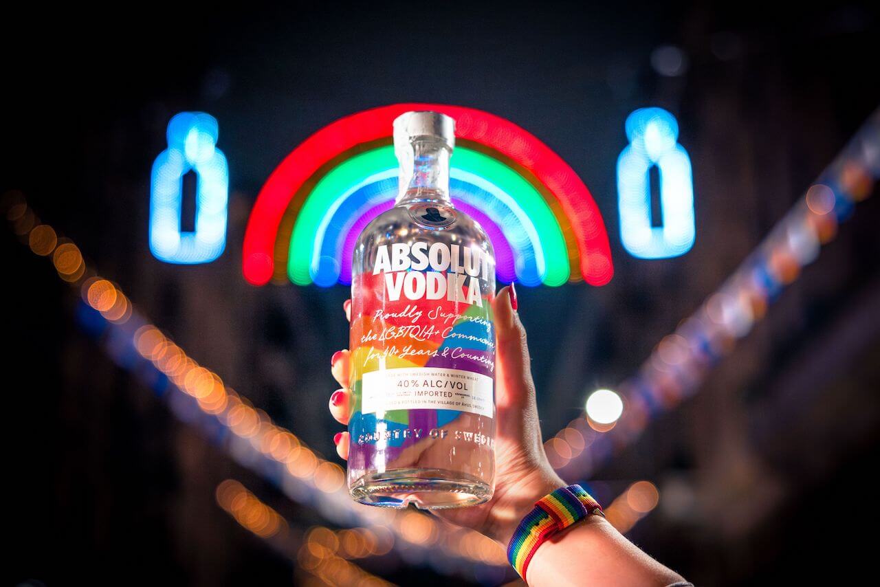 Proud to Mix: Absolut Vodka Celebra il Pride Month 2024 con Orgoglio e Inclusività - porta venezia bottiglia absolut - Gay.it