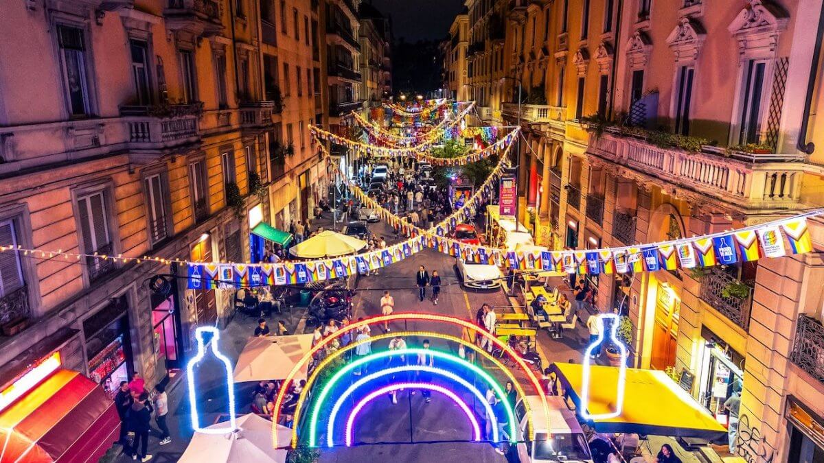 Via Lecco Milano con installazione per il Pride Month