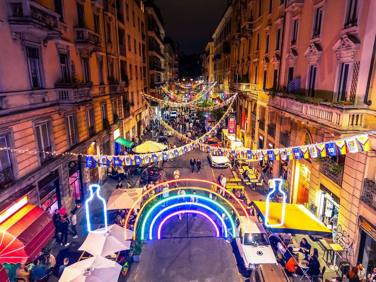 Via Lecco Milano con installazione per il Pride Month