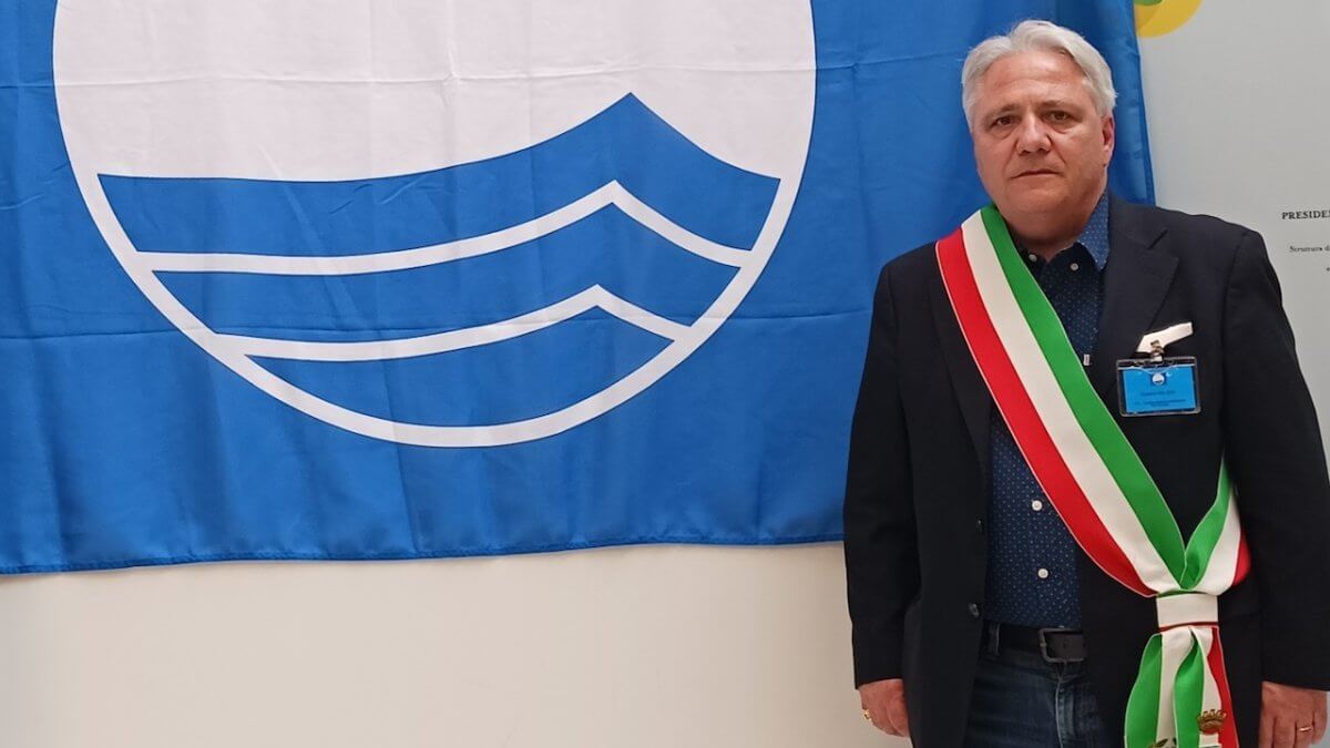Carmine d’Anelli, insulti omotransfobici e sessisti dal sindaco di Rodi Garganico: “Mezza femmina”
