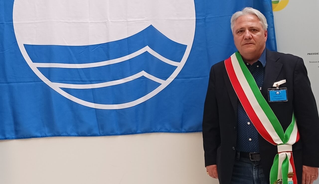 Carmine d’Anelli, insulti omotransfobici e sessisti dal sindaco di Rodi Garganico: “Mezza femmina”