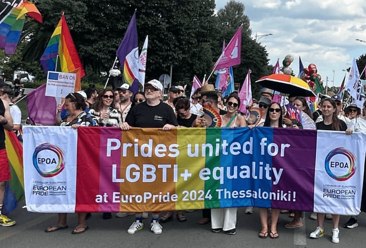 EuroPride 2024, migliaia di persone a Salonicco. Nel 2025 tuttə a Lisbona - EuroPride 2024 in migliaia a Salonicco 3 - Gay.it