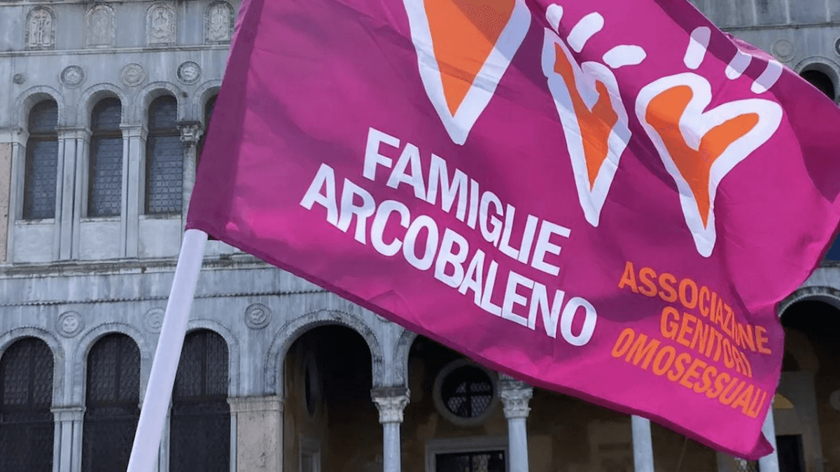 Famiglie arcobaleno: la Corte d’Appello di Venezia dà ragione a due mamme, ma devono pagarsi la difesa