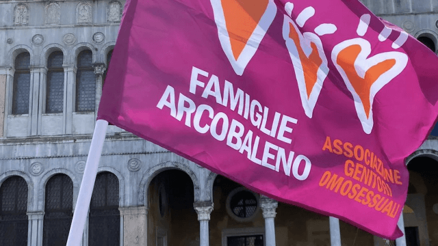 Famiglie arcobaleno: la Corte d’Appello di Venezia dà ragione a due mamme, ma devono pagarsi la difesa - Famiglie Arcobaleno 1 - Gay.it