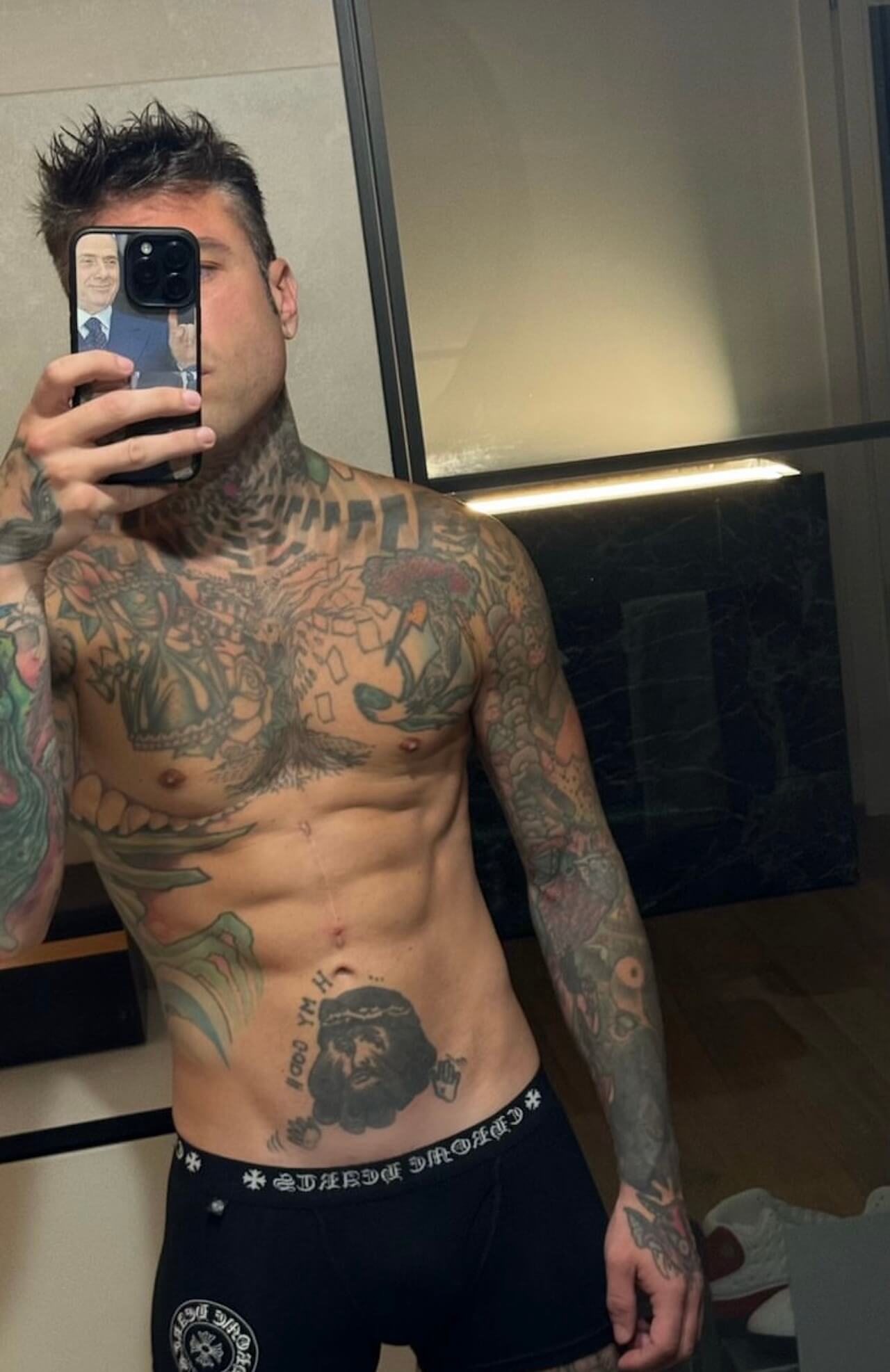 Bacio tra Fedez e Clara? La foto: lei sbotta sui social, ma nessuno ci crede… - Fedez 4 - Gay.it