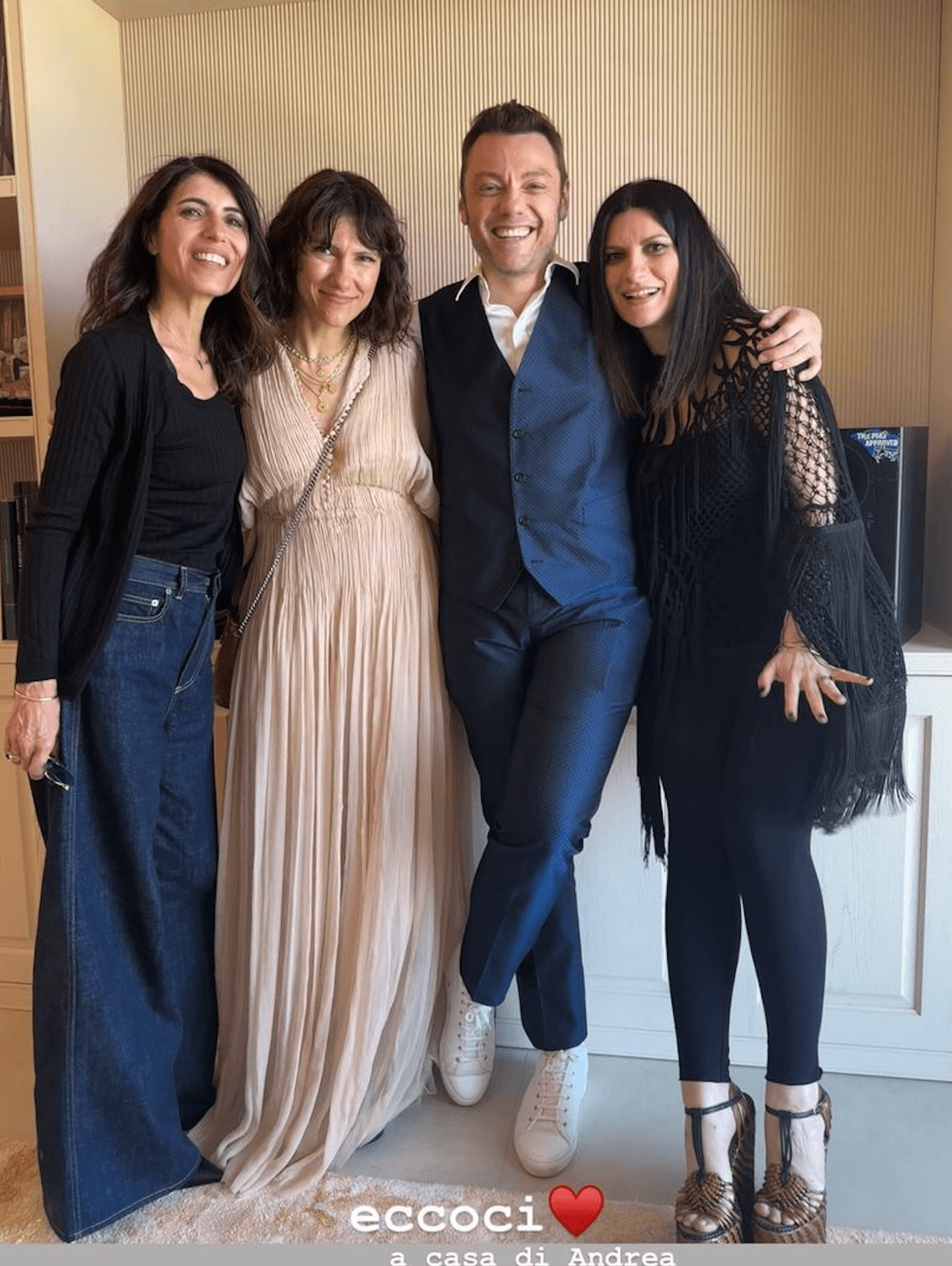 Laura Pausini, Eros Ramazzotti, Giorgia, Elisa e Tiziano Ferro insieme in un'iconica foto presto diventata virale - Gli Avengers della musica italiana insieme in uniconica foto presto diventata virale 1 - Gay.it