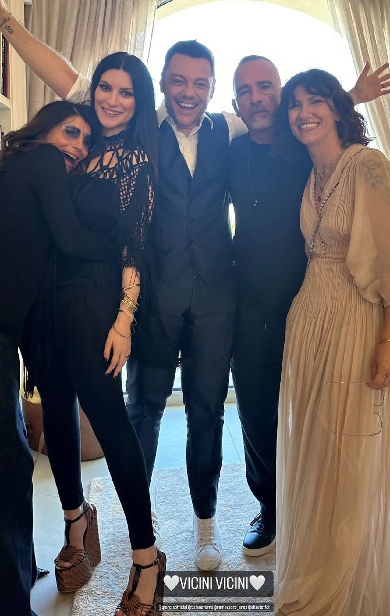 Laura Pausini, Eros Ramazzotti, Giorgia, Elisa e Tiziano Ferro insieme in un'iconica foto presto diventata virale - Gli Avengers della musica italiana insieme in uniconica foto presto diventata virale 2 1 - Gay.it