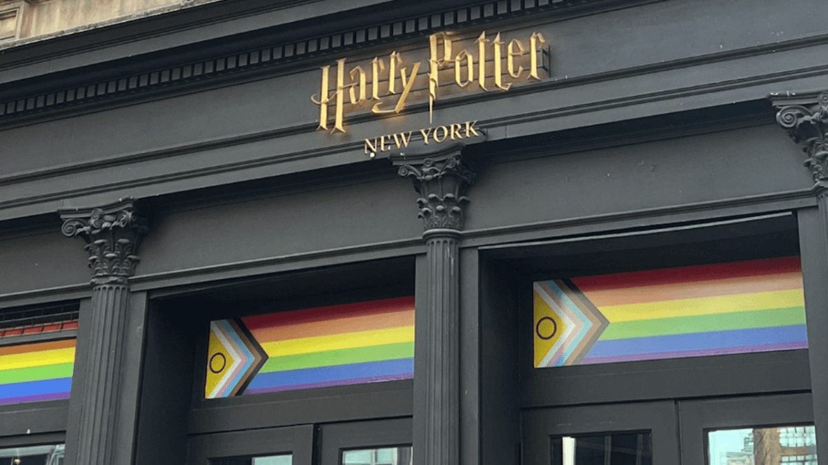 Harry Potter, lo store ufficiale espone la bandiera Progress Pride trans-inclusiva
