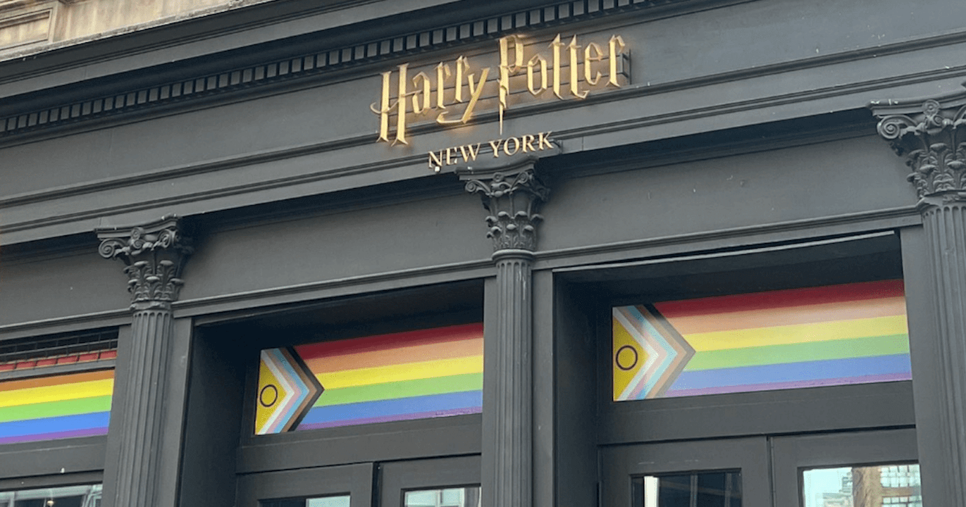 J.K. Rowling e la transfobia, aspettando la serie su Harry Potter HBO difende il "suo diritto di esprimere opinioni personali" - Harry Potter bandiera trans - Gay.it