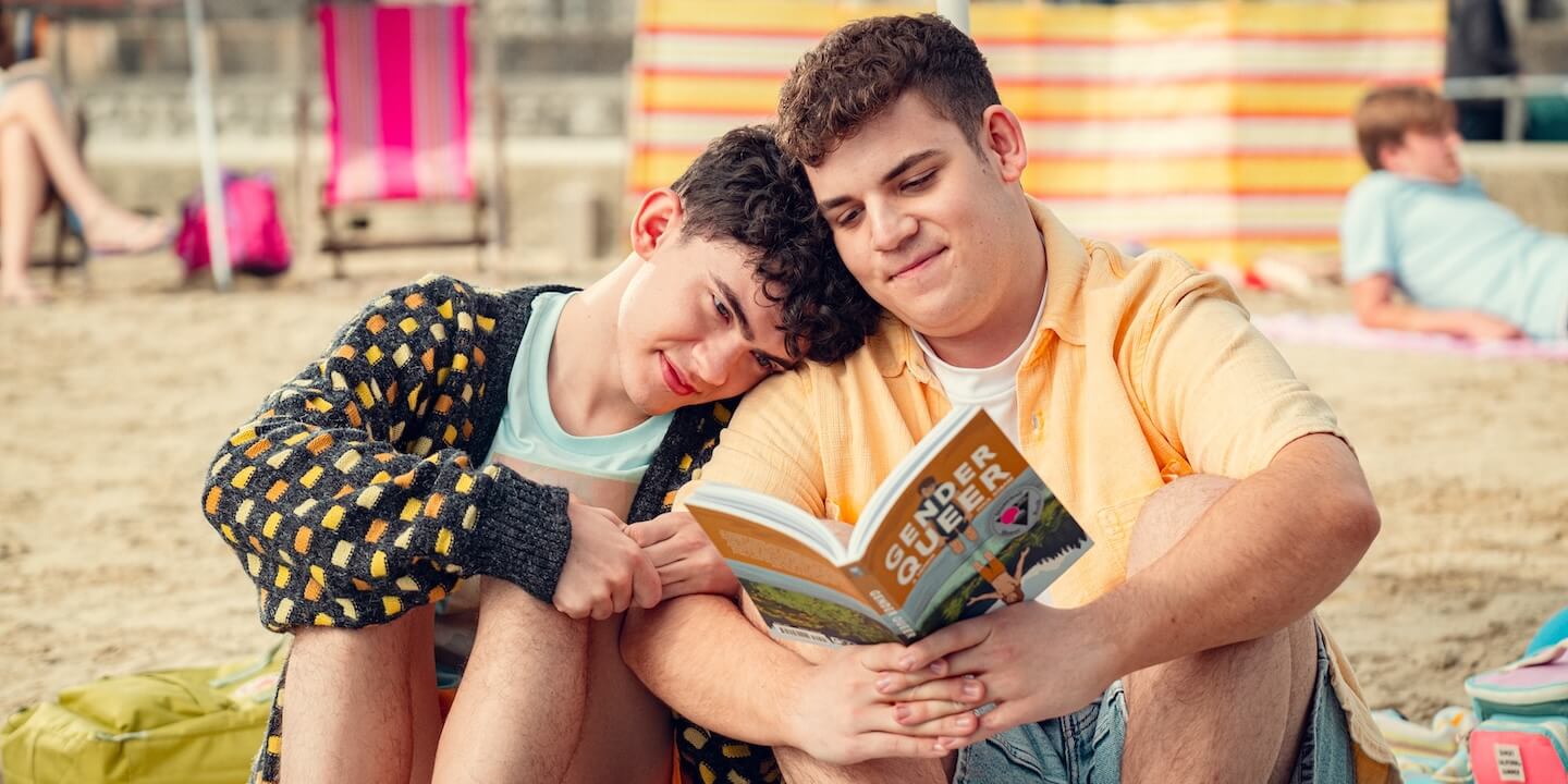 Joe Locke tra vacanze a Positano, nuove immagini di Heartstopper 3 e primo trailer di Agatha All Along - Heartstopper FirstLook Season3 Image3 - Gay.it