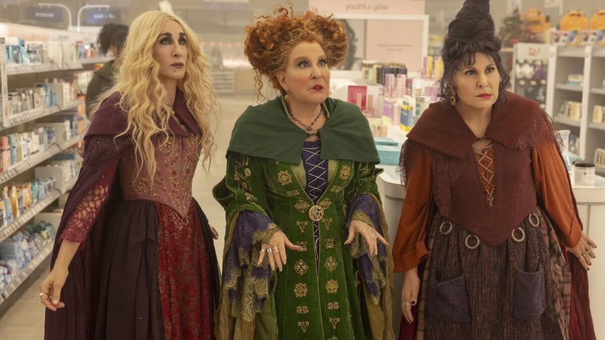 Hocus Pocus 3, Bette Midler chiede a Disney di sbrigarsi: “Facciamolo finché ancora respiriamo”