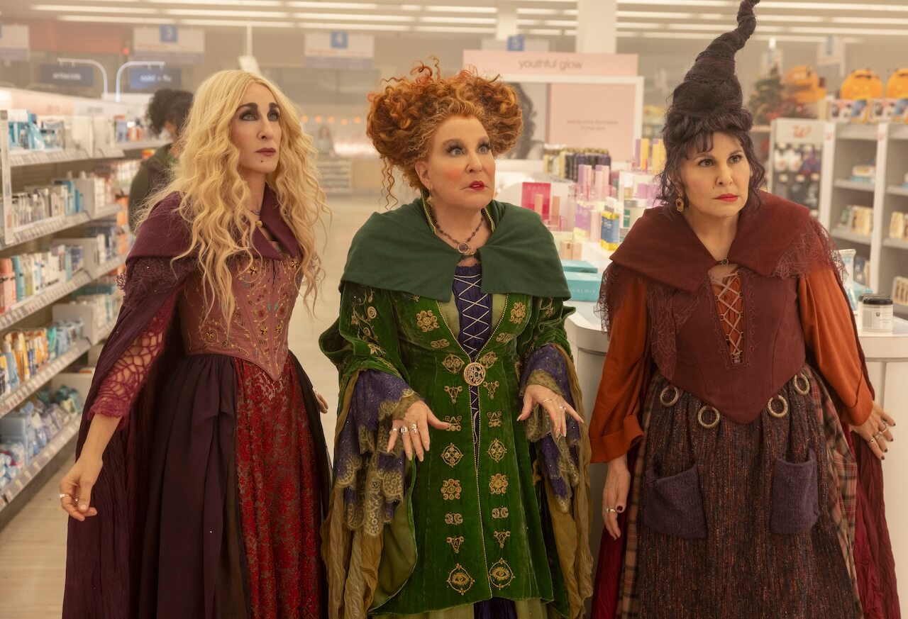 Hocus Pocus 3, Bette Midler chiede a Disney di sbrigarsi: “Facciamolo finché ancora respiriamo”