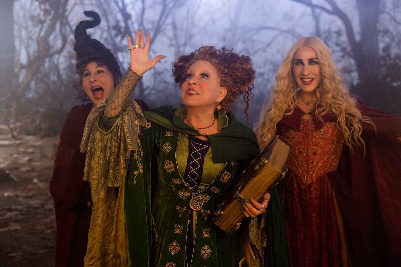 Hocus Pocus 3, Bette Midler chiede a Disney di sbrigarsi: "Facciamolo finché ancora respiriamo" - Hocus Pocus 3 - Gay.it