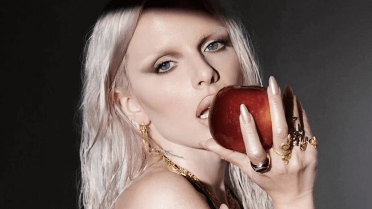 Julia Fox fa coming out? “Mi dispiace tanto ragazzi, sono lesbica” (VIDEO)