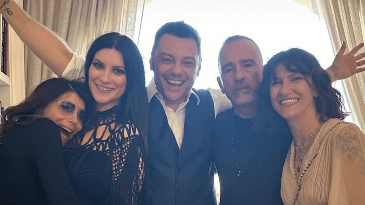 Laura Pausini, Eros Ramazzotti, Giorgia, Elisa e Tiziano Ferro insieme in un’iconica foto presto diventata virale