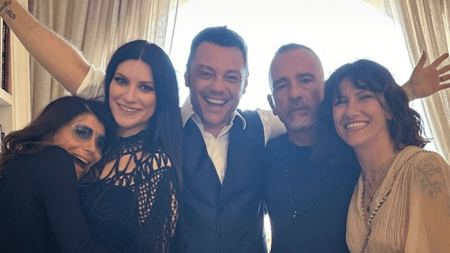 Laura Pausini, Eros Ramazzotti, Giorgia, Elisa e Tiziano Ferro insieme in un'iconica foto presto diventata virale - Laura Pausini Eros Ramazzotti Giorgia Elisa e Tiziano Ferro - Gay.it