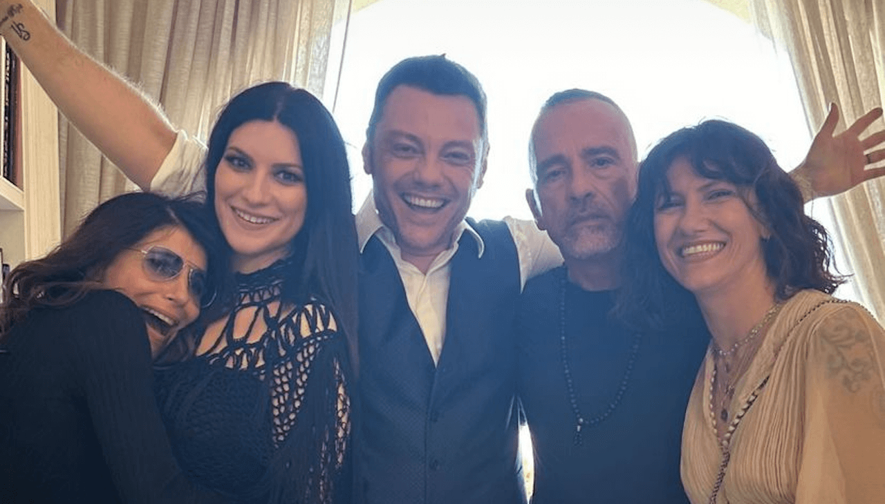 Laura Pausini, Eros Ramazzotti, Giorgia, Elisa e Tiziano Ferro insieme in un’iconica foto presto diventata virale