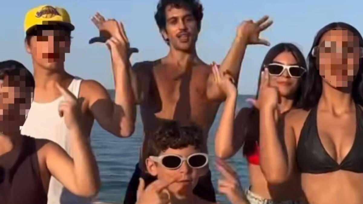 Mahmood vola a Orosei e balla con i cugini il nuovo singolo “Ra Ta Ta” – video