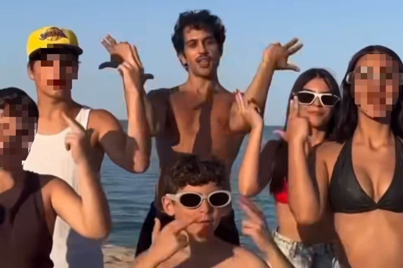 Mahmood vola a Orosei e balla con i cugini il nuovo singolo “Ra Ta Ta” – video