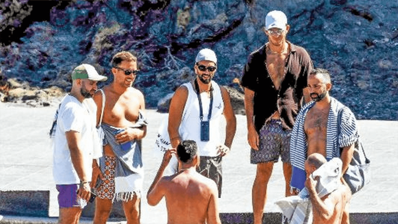 Marco Mengoni con gli amici in vacanza a Pantelleria, tra loro Marco Torino Greco secondo quanto riportato dal settimanale Chi - foto tratte da "Chi"