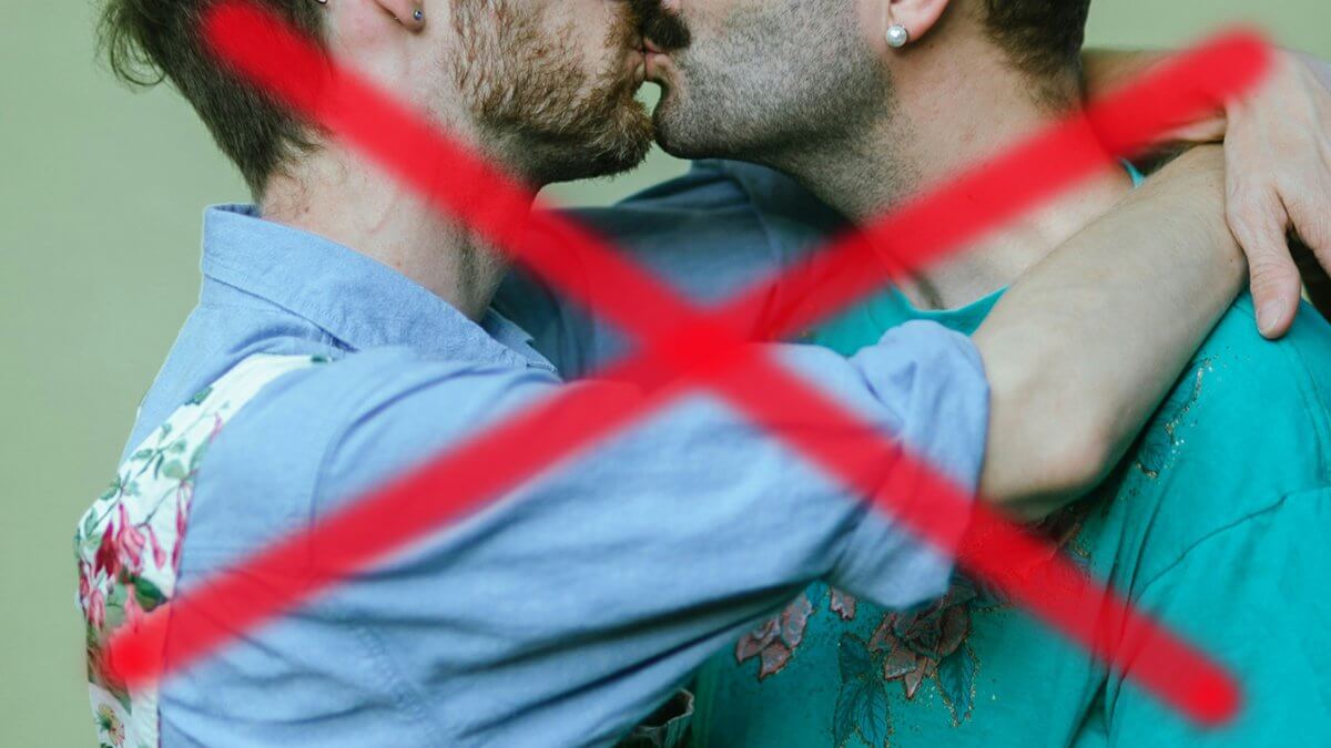 Coppia gay costretta a vendere casa dopo le vessazioni omofobiche del vicino