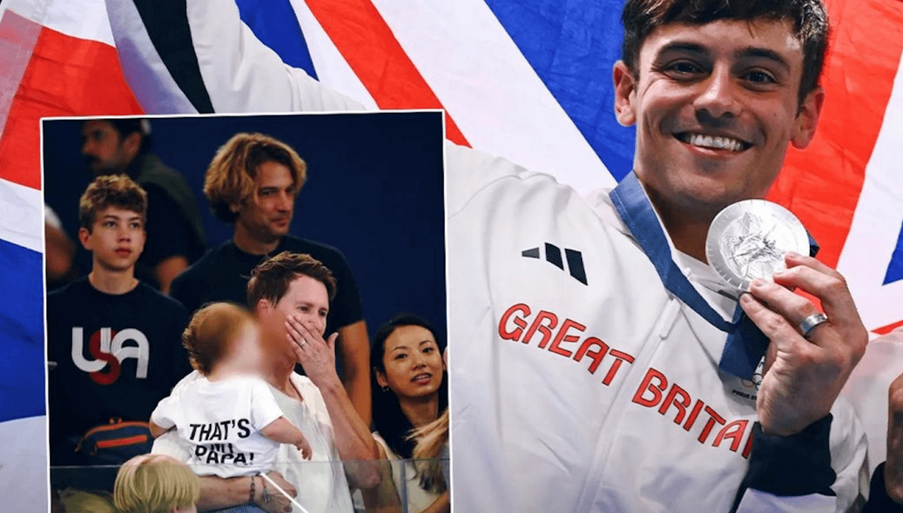 Tom Daley vince la sua 5a medaglia olimpica davanti ai figli e a suo marito, sventolando un asciugamano rainbow