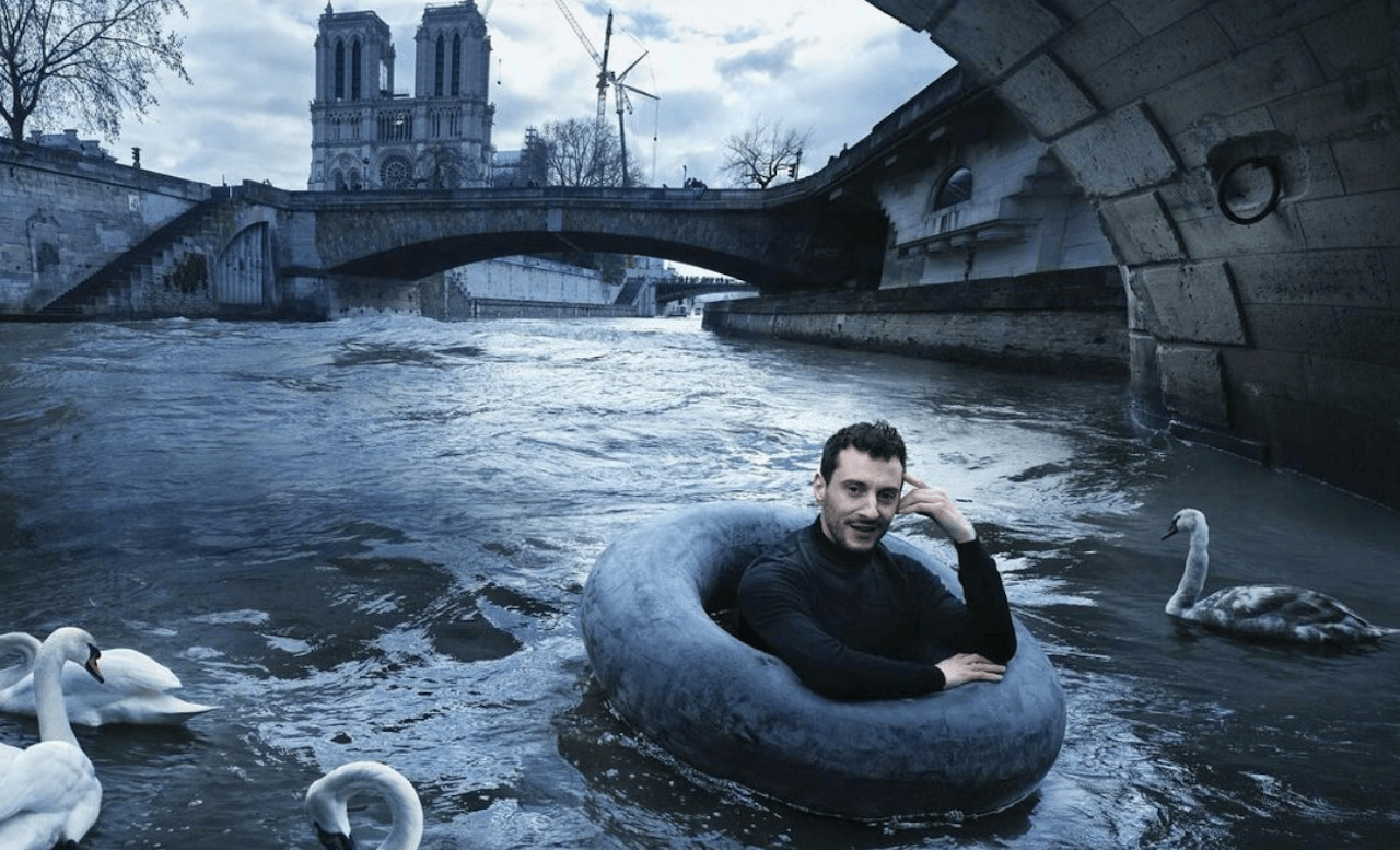 Parigi 2024, parla il direttore artistico delle cerimonie di apertura e chiusura Thomas Jolly: "Tuttə dovranno sentirsi rappresentatə" - Parigi 2024 parla lart director della cerimonia di apertura Thomas Jolly - Gay.it