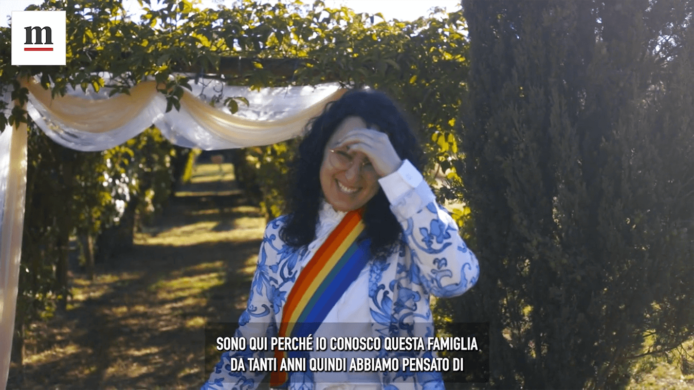 L'avvocata Roberta Parigiani durante il rito dei tre mariti - Parigiani è anche presidente del MIT (Movimento Identità Trans) - Foto da Il Manifesto