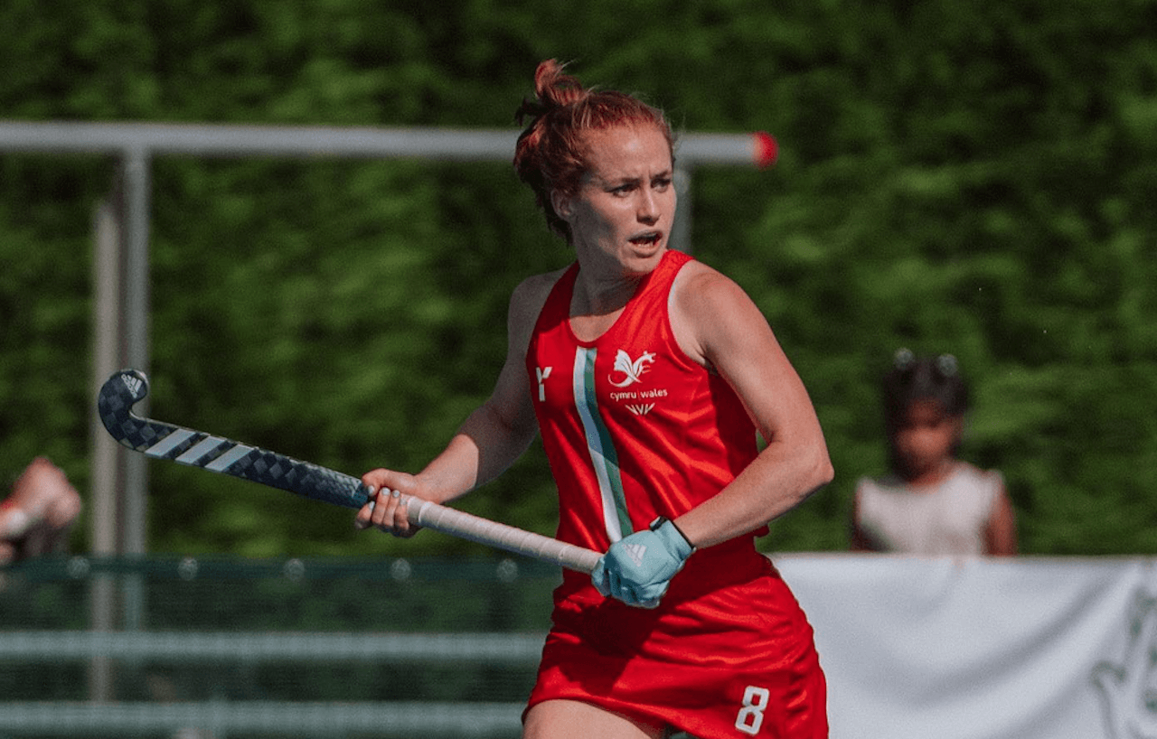 Parigi 2024, ecco gli atleti dichiaratamente LGBTQIA+ che si sono qualificati alle Olimpiadi - Sarah Jones Gran Bretagna hockey su prato - Gay.it