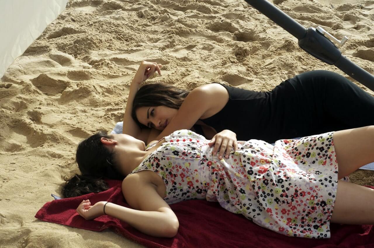 Chiede a coppia di donne in spiaggia di non farsi selfie romantici: “Ci sono i bambini, andate via”