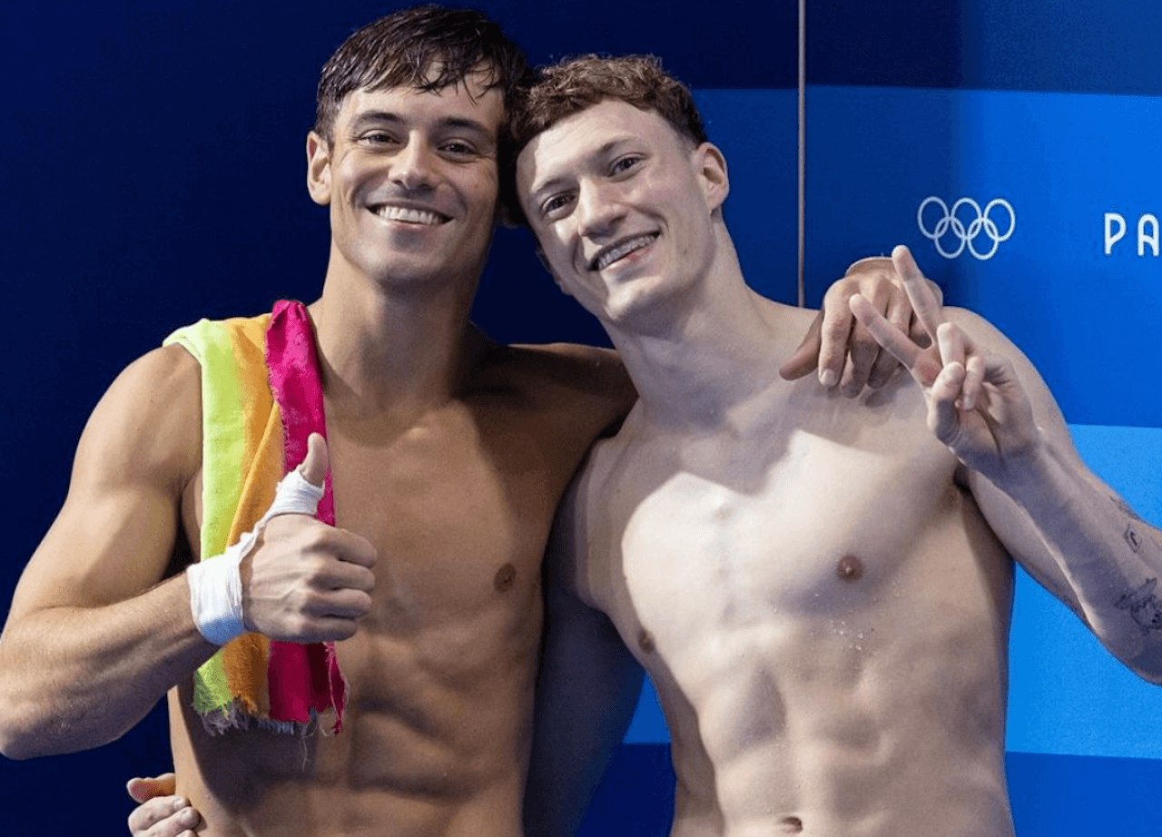 Tom Daley vince la sua 5a medaglia olimpica davanti ai figli e a suo marito, sventolando un asciugamano rainbow - Tom Daley e Noah Williams 1 - Gay.it