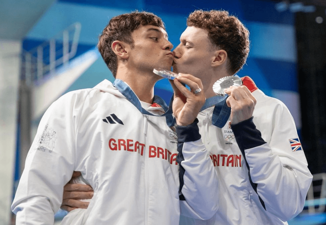 Tom Daley vince la sua 5a medaglia olimpica davanti ai figli e a suo marito, sventolando un asciugamano rainbow - Tom Daley e Noah Williams - Gay.it