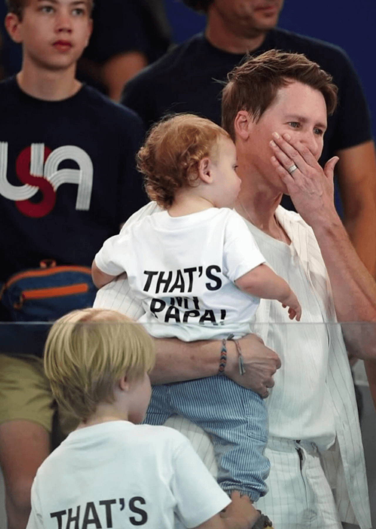 Tom Daley e il bellissimo abbraccio ai figli dopo l'argento Olimpico: "Un sogno assoluto, hanno potuto vedermi tuffare" - Tom Daley e il bellissimo abbraccio ai figli dopo largento Olimpico 1 - Gay.it
