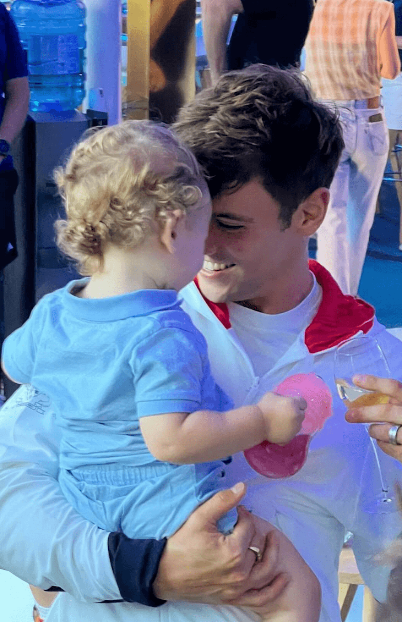Tom Daley e il bellissimo abbraccio ai figli dopo l'argento Olimpico: "Un sogno assoluto, hanno potuto vedermi tuffare" - Tom Daley e il bellissimo abbraccio ai figli dopo largento Olimpico 2 - Gay.it