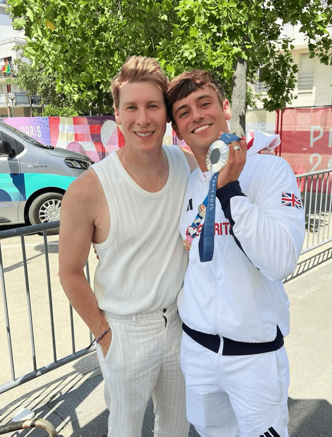 Olimpiadi Parigi 2024: ecco tutti gli atleti LGBTIQ+ saliti sul podio - Tom Daley e il bellissimo abbraccio ai figli dopo largento Olimpico - Gay.it
