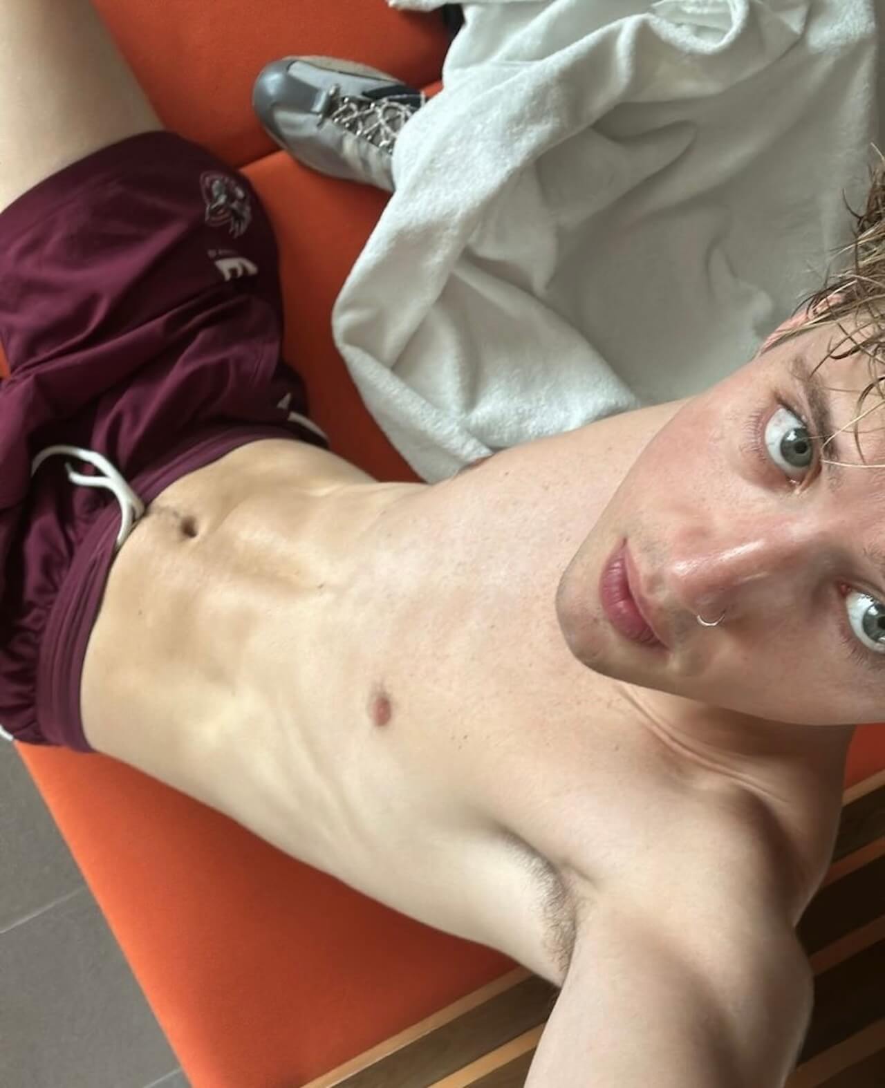 "Troye Sivan sta invecchiando", la replica del cantante ad un chirurgo: "Non sono più così magro nè così twink, ma sono orgoglioso di me stesso" - Troye Sivan - Gay.it