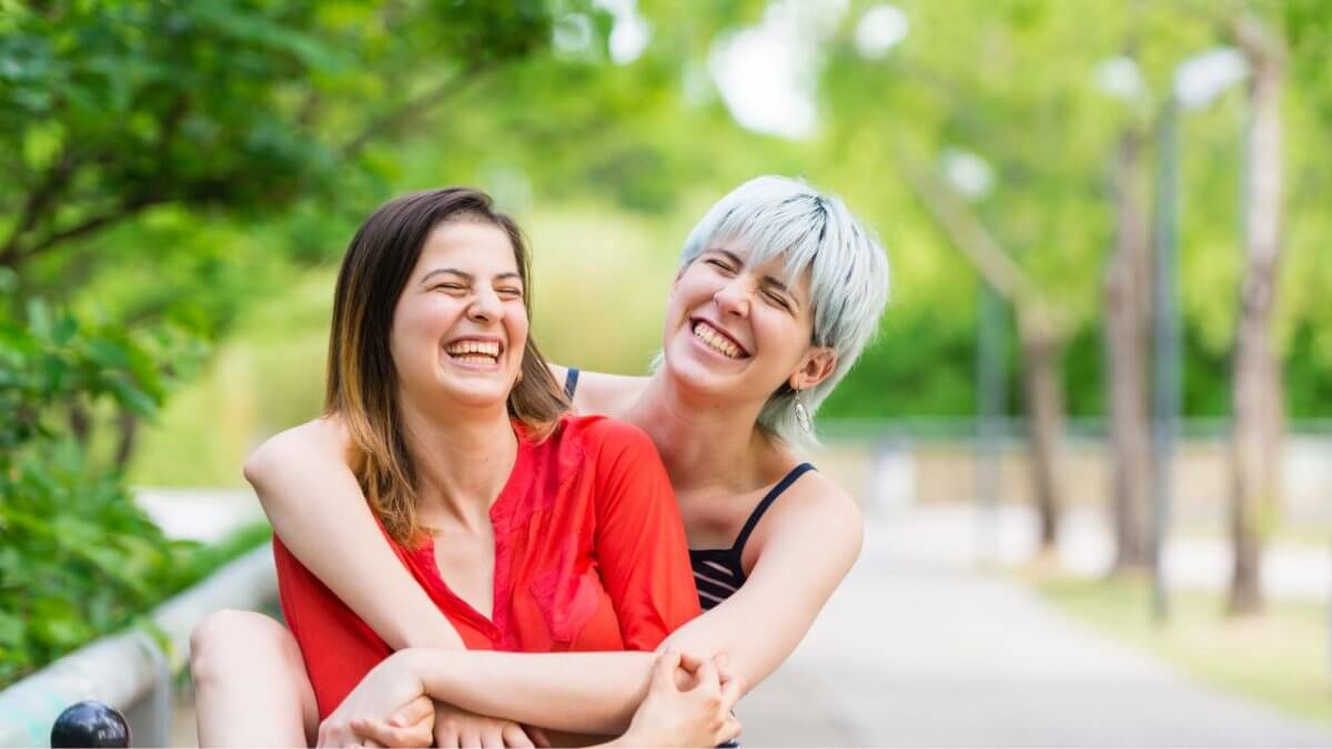 Si abbassa l’età del coming out, ma rimane costante la discriminazione: i risultati di uno studio statunitense