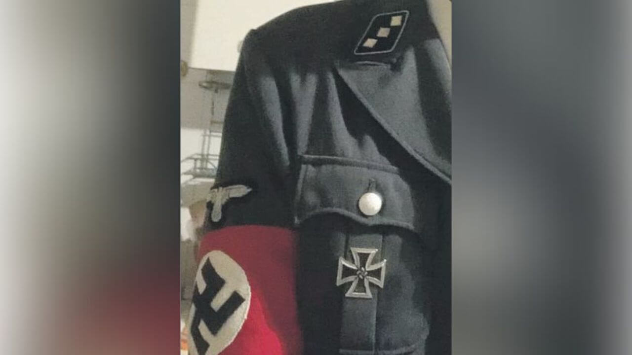 Giovanni Fuochi e la sua divisa delle SS esibita su Facebook