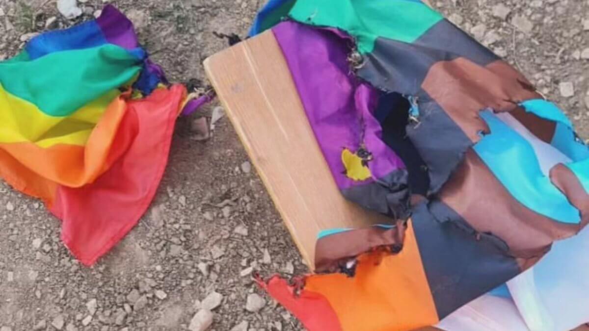 Pontassieve, bruciata la bandiera Progress Pride issata sul palco di un festival teatrale per i giovani. Arcigay: “Gesto da non sottovalutare”