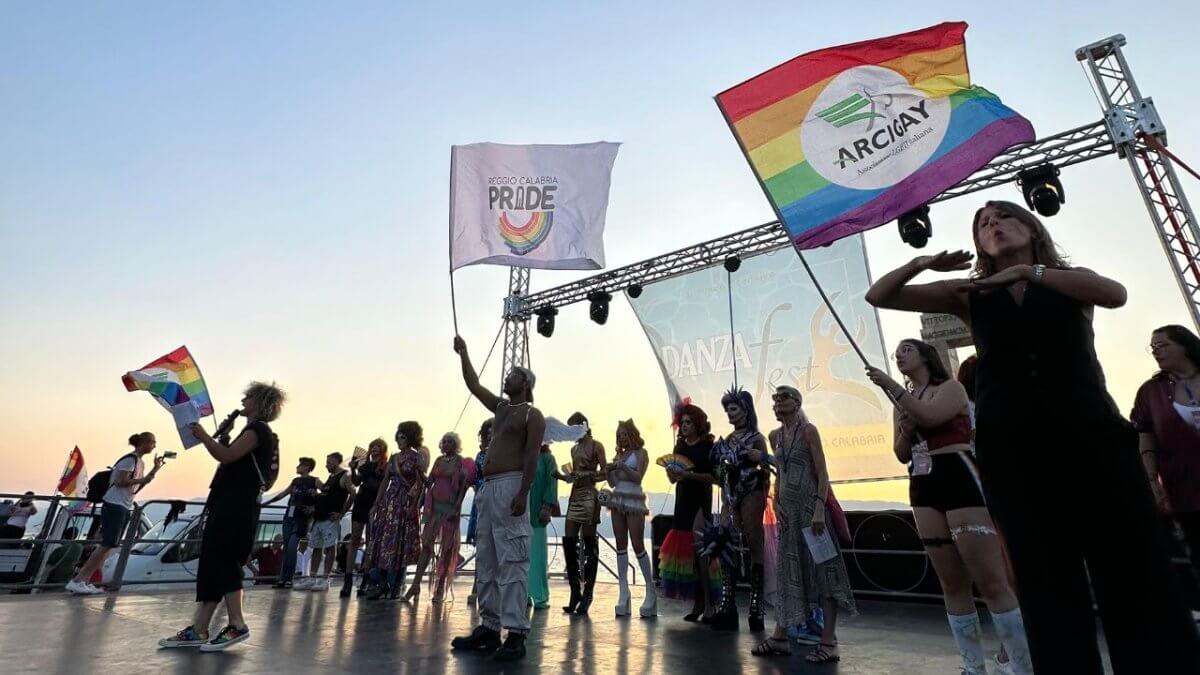 Al Reggio Calabria Pride che era stato annullato c’erano 2000 persone in piazza, tensioni per la presenza di Klaus Davi