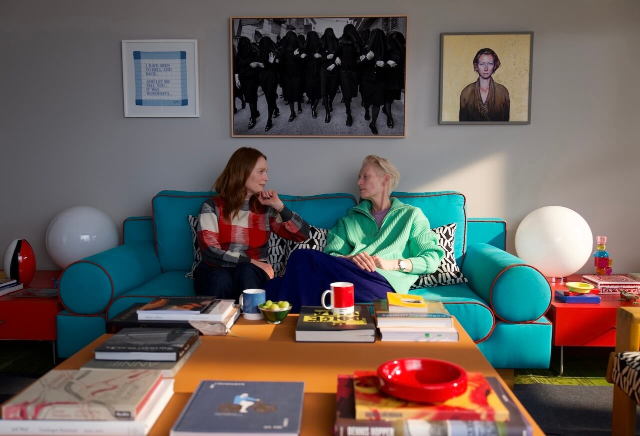 La Stanza Accanto, Pedro Almodóvar ha resistito alla "tentazione" della trama lesbica: "Ho deciso di non farlo" - 001 STILLS HD - Gay.it