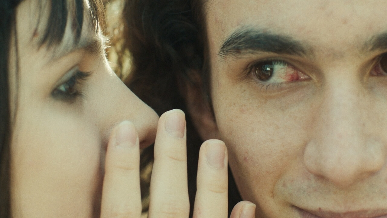 Queer Lion 2024, in anteprima tutti i film LGBTQIA+ presenti all'81esima Mostra del Cinema di Venezia - Boomerang di Shahab Fotouhi - Gay.it